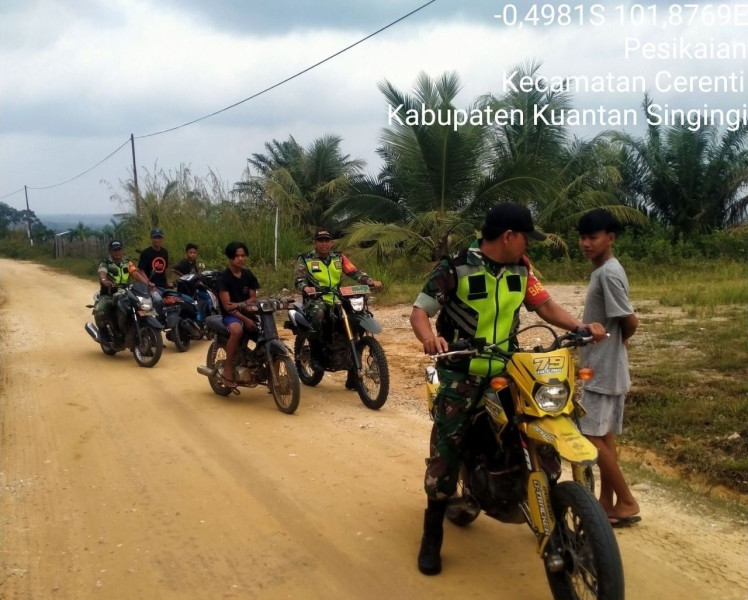 Sertu Firman Dan Kopda Mohamad Soleh Babinsa Koramil 06/Cerenti Kodim 0302/Inhu Laksanakan Patroli Dan Sosialisasi Untuk Cegah Kebakaran Hutan Dan Lahan di Desa Pesikaian