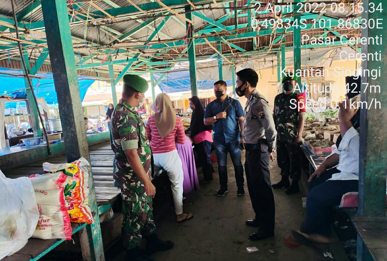 Babinsa Koramil 06/Cerenti Kodim 0302/ Inhu Dan Bhabinkamtibmas Datangi Dan Himbau Pedagang Pasar Tradisional Untuk Patuhi Prokes Covid-19