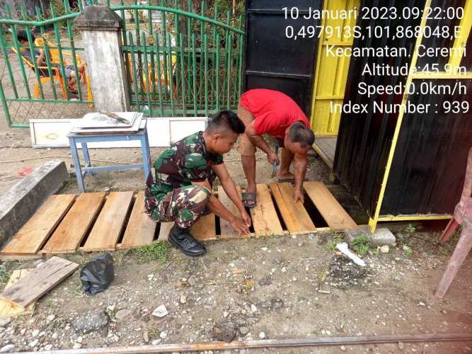 Babinsa Koramil 06/Cerenti Kodim 0302/Inhu Bantu Warga Melanjutkan Pembuatan Warung