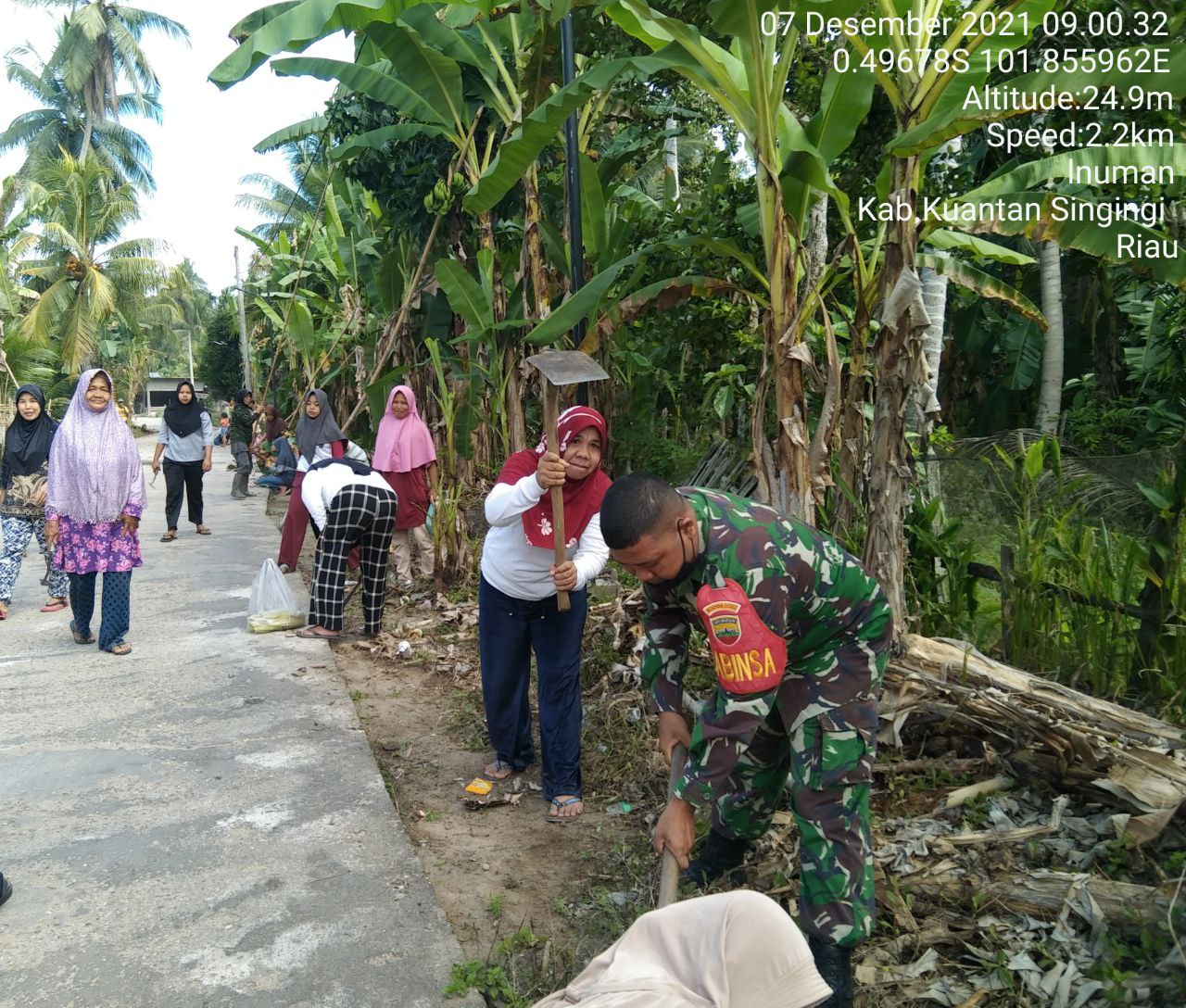 Babinsa Koramil 06/Cerenti Kodim 0302/ Inhu Bersama Masyarakat Gotong Royong Jalan Desa