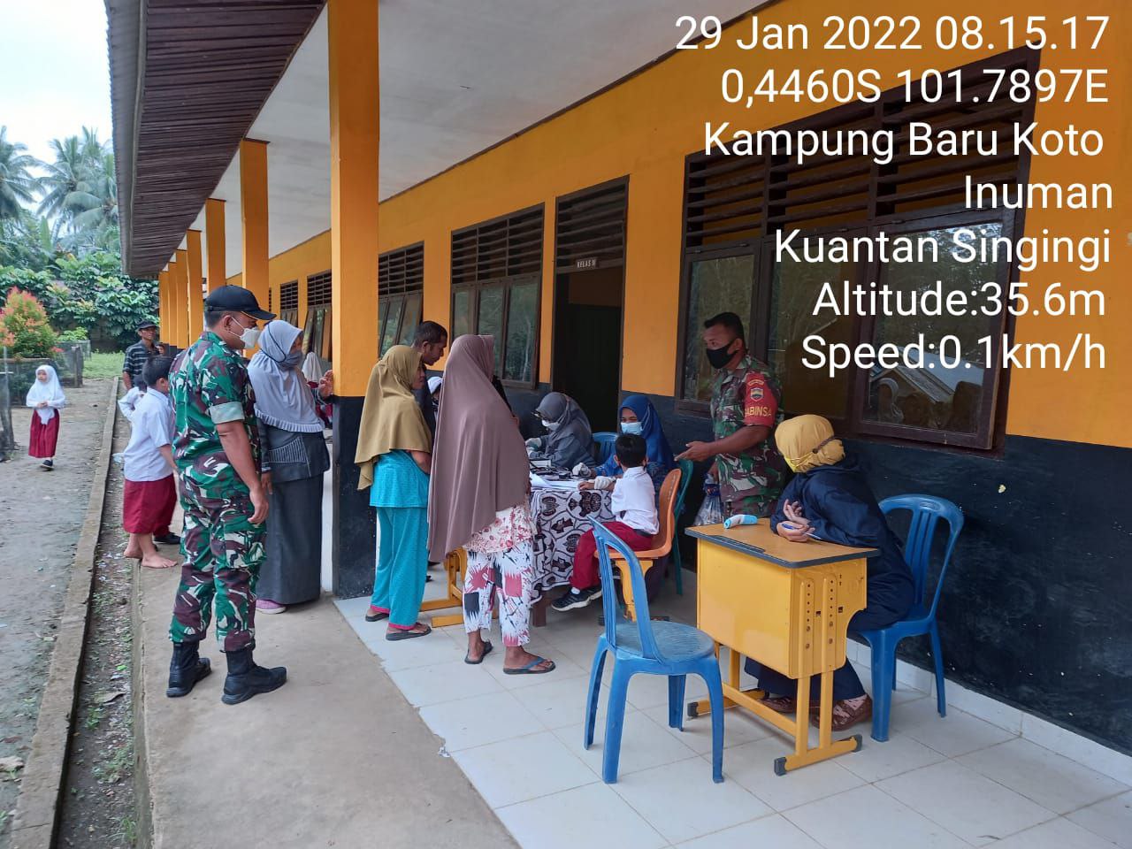 Babinsa Koramil 06/Cerenti Kodim 0302/Inhu Tegakkan Prokes Covid-19 Ditempat Vaksin Siswa SD Swasta di Kecamatan Inuman