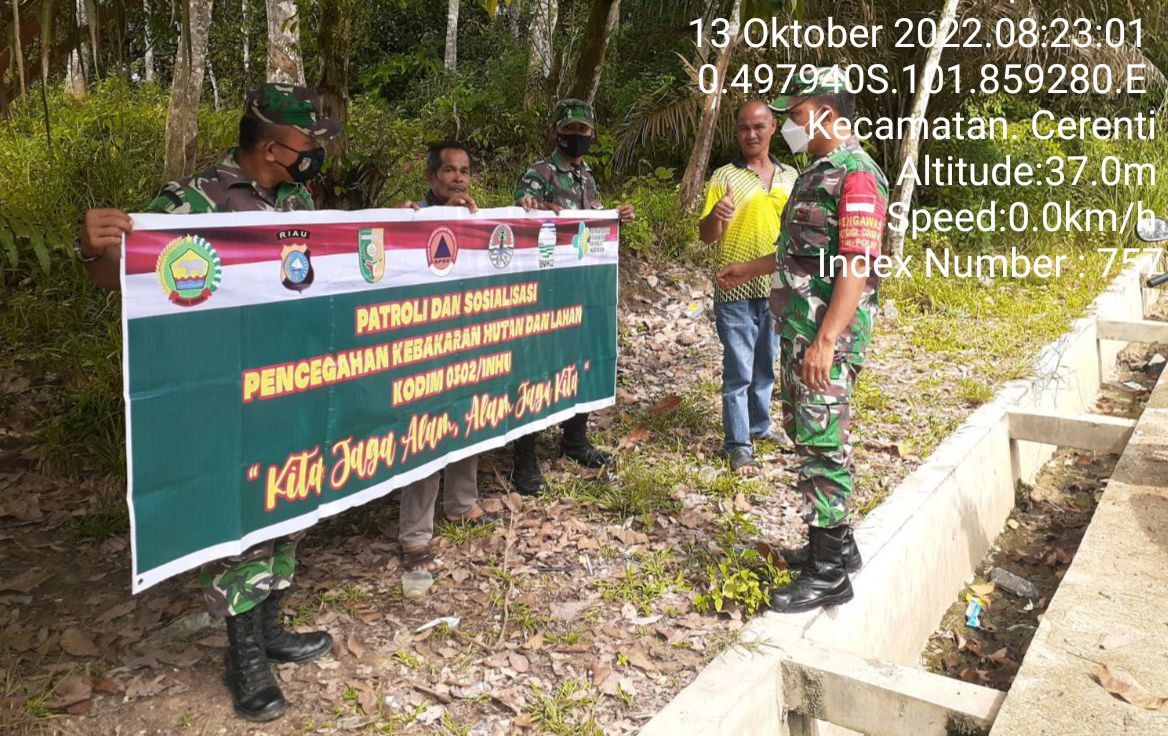 Di Desa Tanjung Medan Kecamatan Cerenti, Babinsa Koramil 06/Cerenti Kodim 0302/Inhu Serda SP Nasution Laksanakan Patroli Untuk Cegah Kebakaran Hutan Dan Lahan