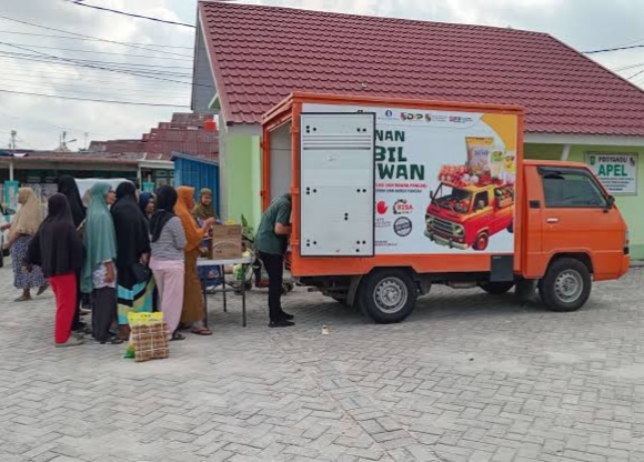 Mobil Pak Iwan Diserbu Warga Pekanbaru, Stok Pangan Ludes dalam Hitungan Jam