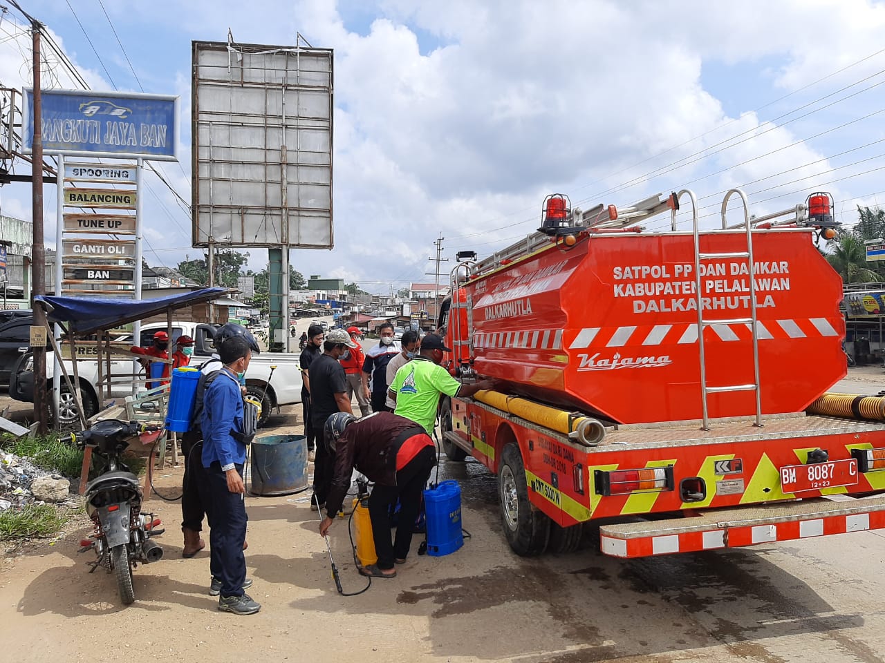Polsek Ukui Lakukan Penyemprotan Cairan Disinfektan Massal di Jalan Lintas Timur