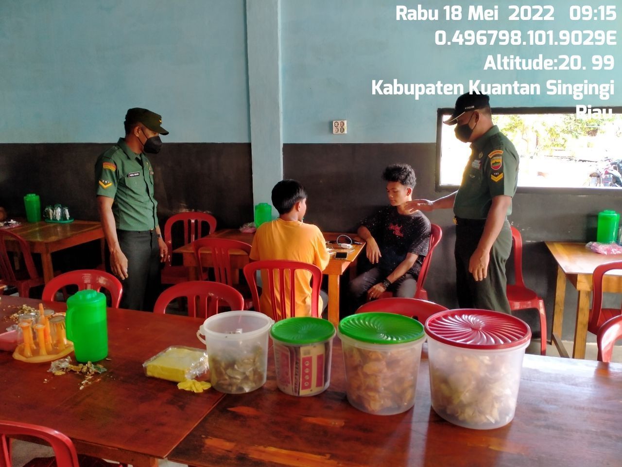 Babinsa Koramil 06/Cerenti Kodim 0302/Inhu Himbau Prokes Kepada Warga di Salah Satu Ampera DI DESA BINAAN