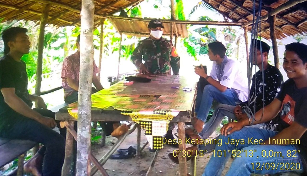 Babinsa Koramil 06/Cerenti Dim/0302/Inhu Sosialisasi Protokol Kesehatan Covid 19 Kepada Masyarakat