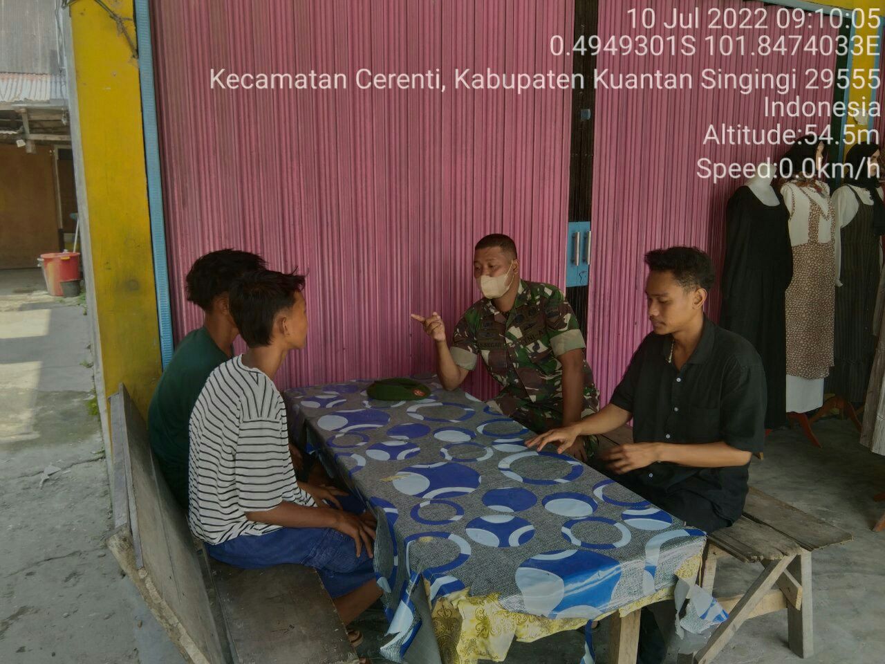 Babinsa Koramil 06/Cerenti Kodim 0302/Inhu Cegah Kenakalan Remaja Laksanakan Komsos Dengan Pemuda Untuk Menjaga Keamanan Desa