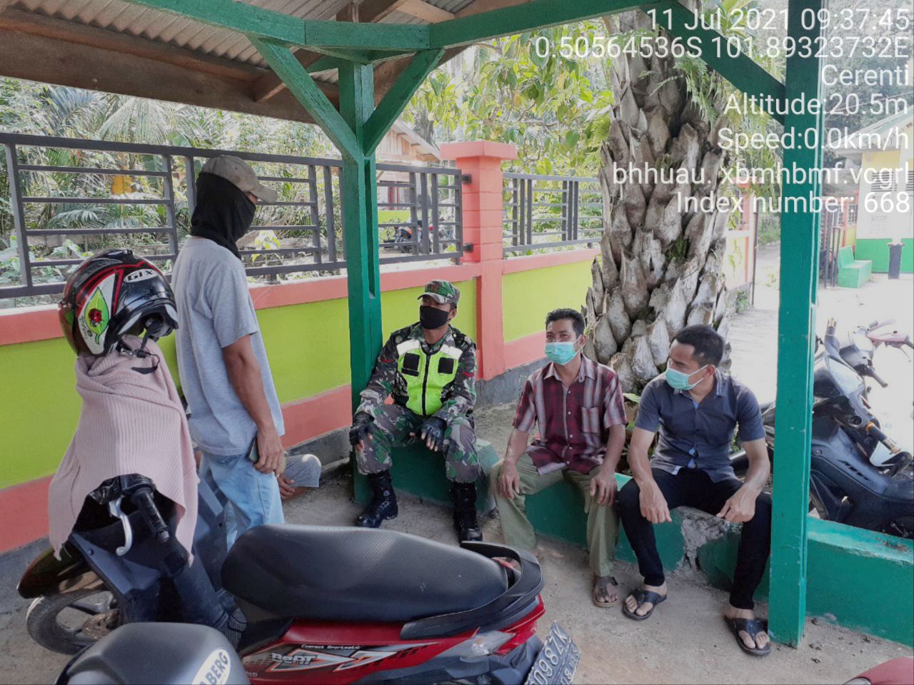 Babinsa Koramil 06/Cerenti, Kopda Junedi Melakukan Komsos Bersama Warga Desa