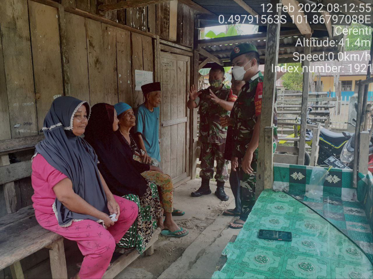 Babinsa Koramil 06/Cerenti Kodim 0302/Inhu, Serda Samrin Berikan Sosialisasi Serta Himbauan Kepada Warga Agar Patuhi Prokes Covid-19 di Desa Teluk Pauh Cerenti