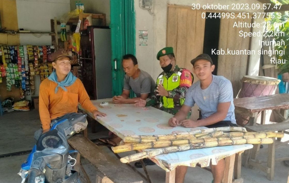 Berbaur Dengan Warga Binaan, Babinsa Koramil 06/Cerenti Kodim 0302/Inhu Babinsa Komsos Untuk Mempererat Tali Silaturahmi Di Desa Binaan