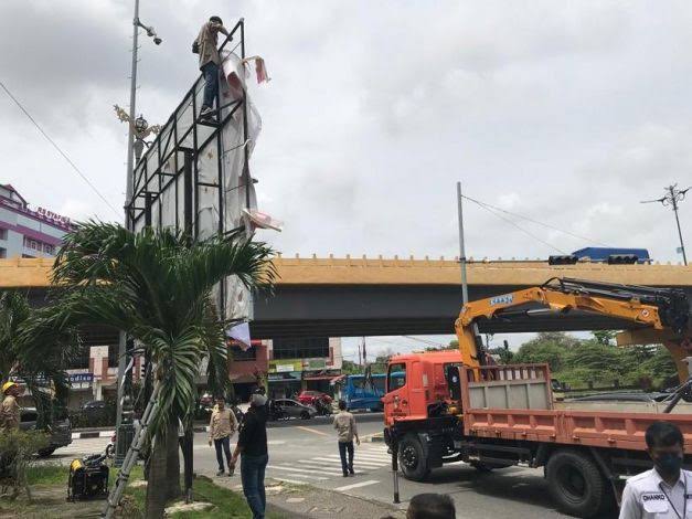 Pemko Pekanbaru Sapu Bersih Baliho Tak Berizin di Jalan Protokol