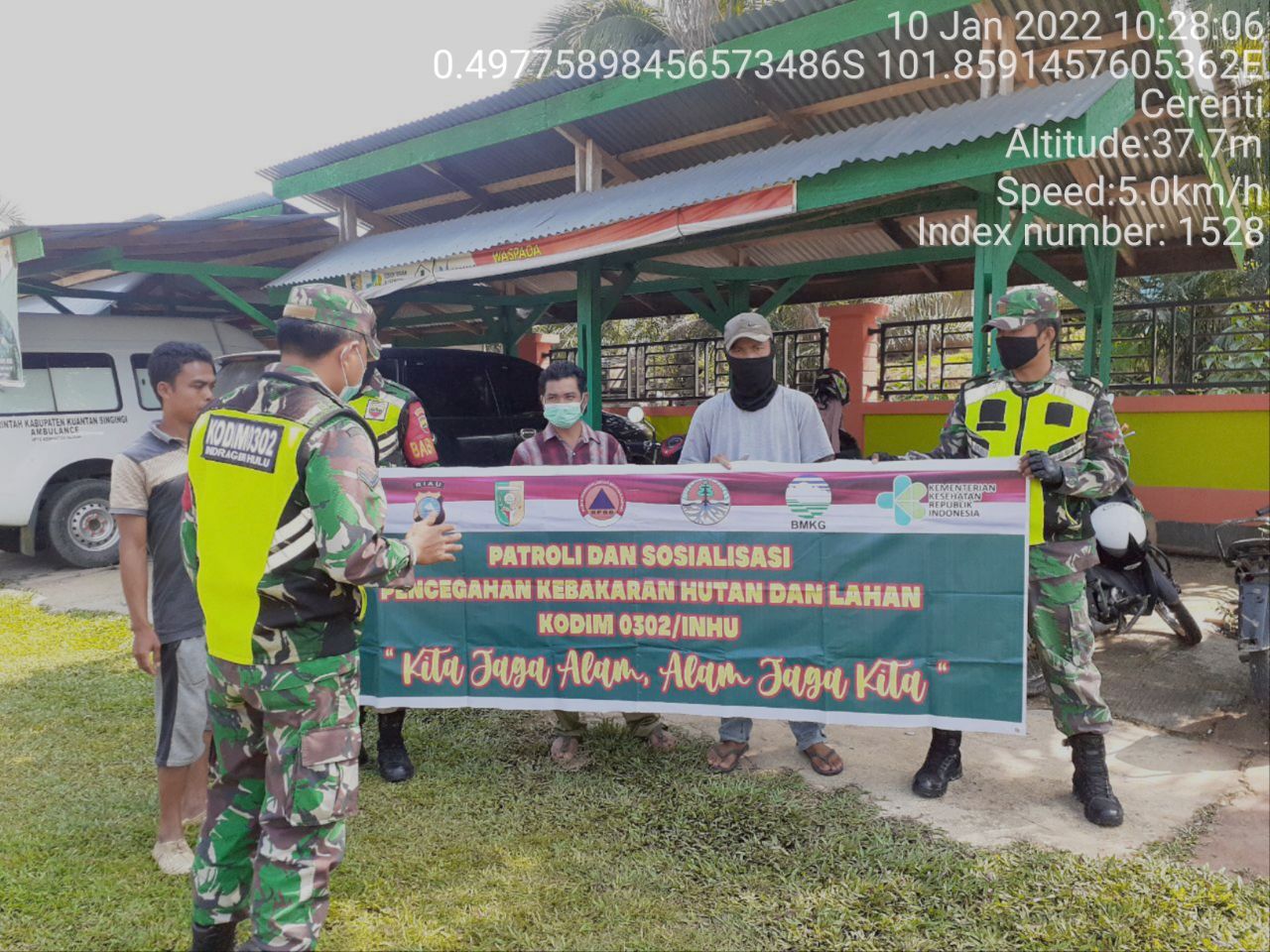 Sertu Efison Babinsa Koramil 06/Cerenti Kodim 0302/ Inhu Laksanakan Patroli Untuk Cegah Kebakaran Hutan Dan Lahan Teluk Pauh