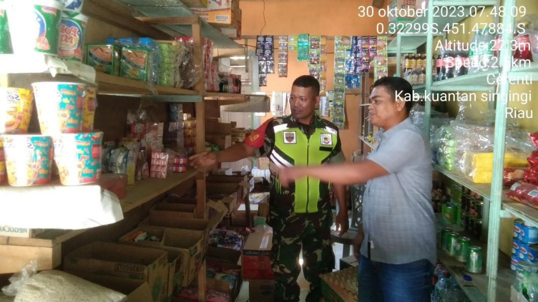 Babinsa Koramil 06/Cerenti Kodim 0302/Inhu, Serda Dumen Siregar  Pantau Perkembangan Harga Kebutuhan Pokok Di Wilayah Kecamatan Cerenti Pasar Maupun Toko-toko Sembako