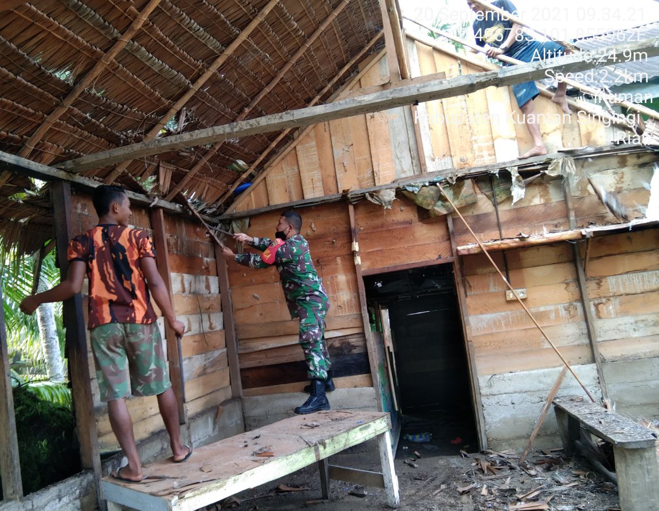 Babinsa Koramil 06/Cerenti  Kodim 0302/ Inhu Membantu Membangun Warung Milik Warga Desa Pulau Panjang Hilir