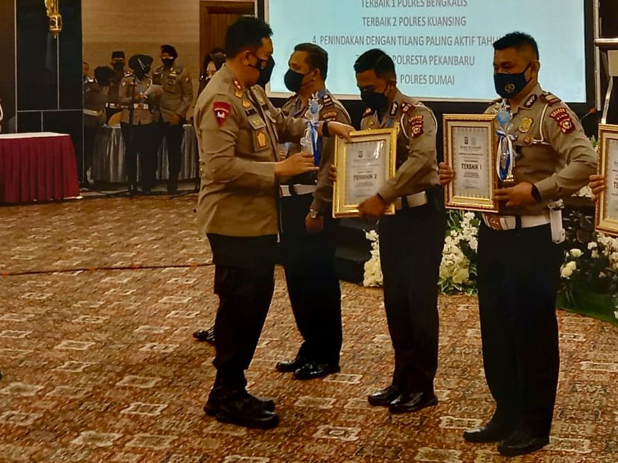 Terima Reward Dari Kapolda Riau, AKP Rivandy Berharap Penghargaan Itu Bisa Menjadi Motivasi
