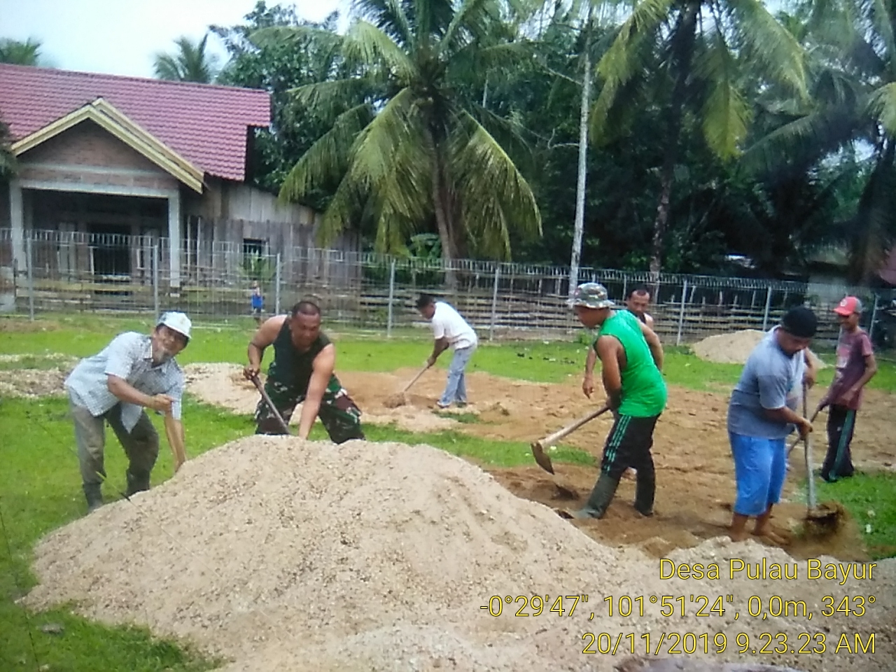 Anggota Koramil Cerenti Gotong Royong Bersama Masyarakat Desa Pulau Bayur.