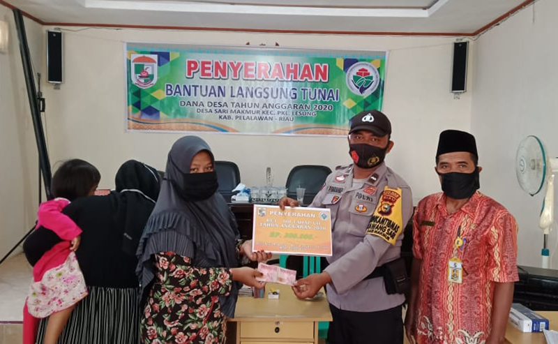 Polsek Pangkalan Lesung Kembali Lakukan Pengawalan Pembagian BLT di Desa Sari Makmur