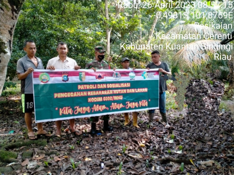Babinsa Koramil 06/Cerenti Kodim 0302/Inhu, di Desa Pesikaian Kecamatan Cerenti Laksanakan Sosialisasi Untuk Cegah Kebakaran Hutan Dan Lahan