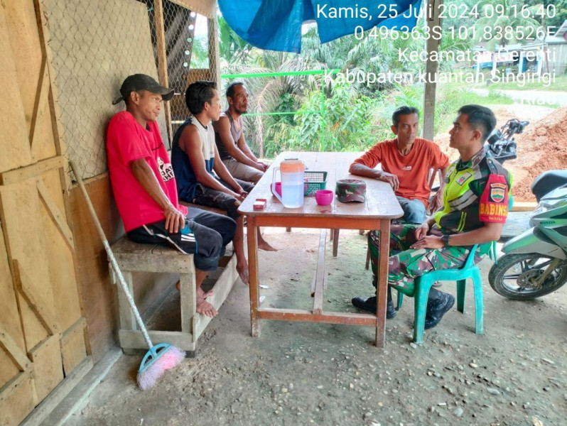 Pratu Dandy Zulfahmi Anggota Babinsa Koramil 06/ Cerenti Kodim 0302/Inhu  Melakukan Kegiatan Komsos Dengan Masyarakat