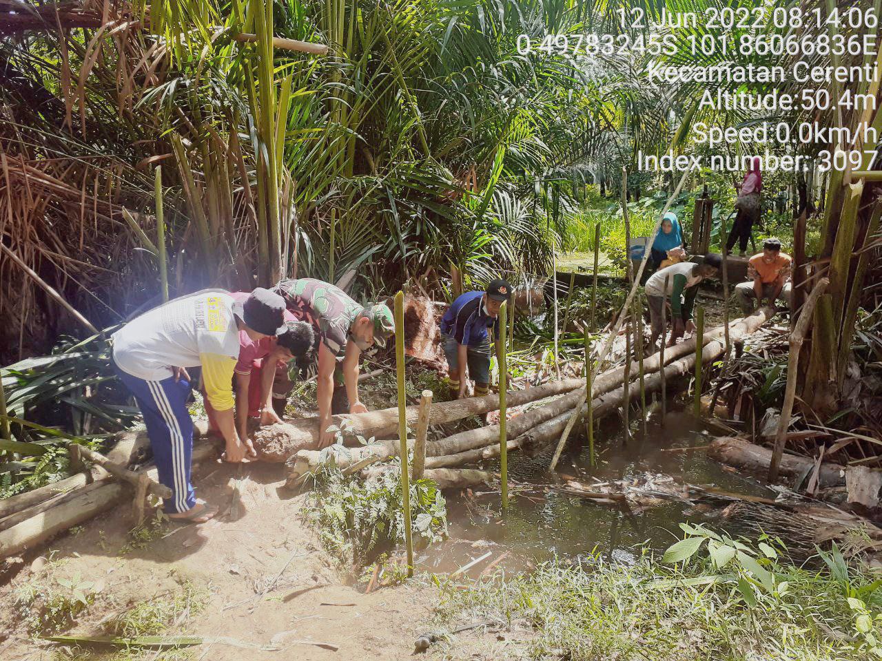 Babinsa Koramil 06/Cerenti Kodim 0302/Inhu Bantu Warga Untuk Membuat Jembatan Kecil Jalan Kekebun Warga