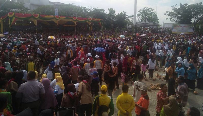 Demi Raih Rekor MURI, Puluhan Ribu Masyarakat Inhil Rela Berdesakan di Lapangan Gadjah Mada