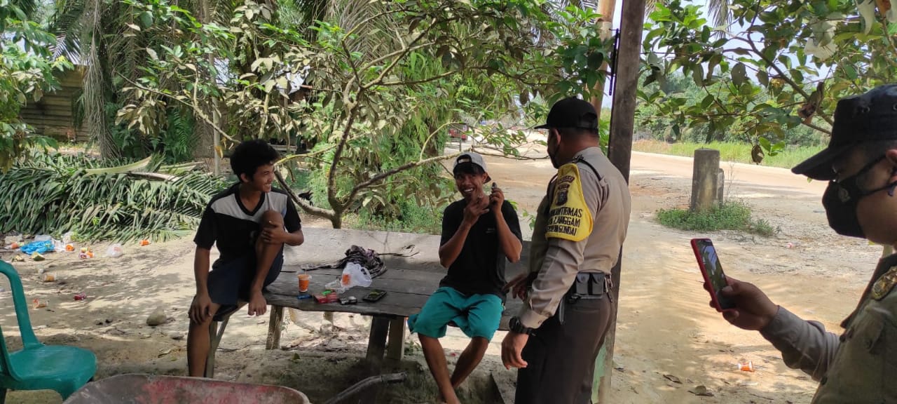 Sambangi Warga yang Berkumpul, Polsek Langgam Sosialisasikan Pentingnya Penerapan Prokes