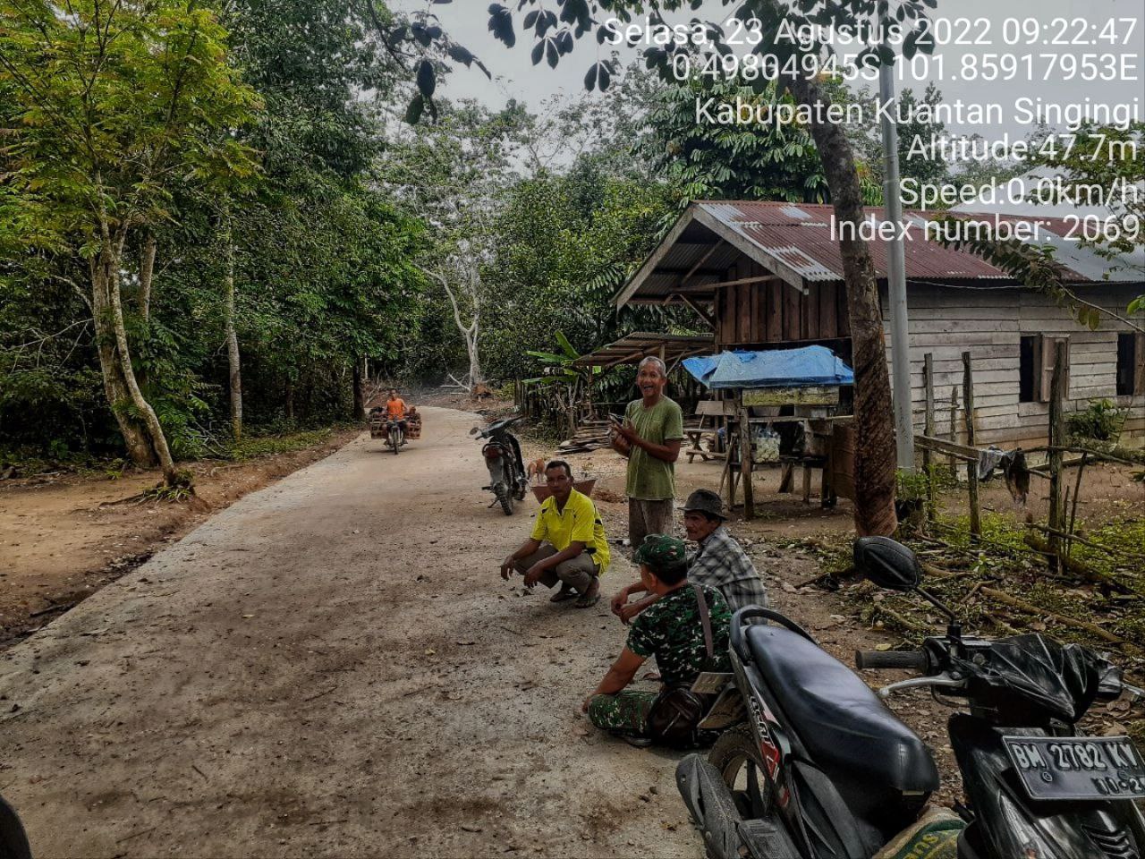 Melalui Komsos, Anggota Satgas TMMD Ke- 114 Kodim 0302/Inhu dan Babinsa Koramil 06/Cerenti Kodim 0302/Inhu Bercengkrama Dengan Warga Di Tempat TMMD Desa Pulau Panjang Hulu