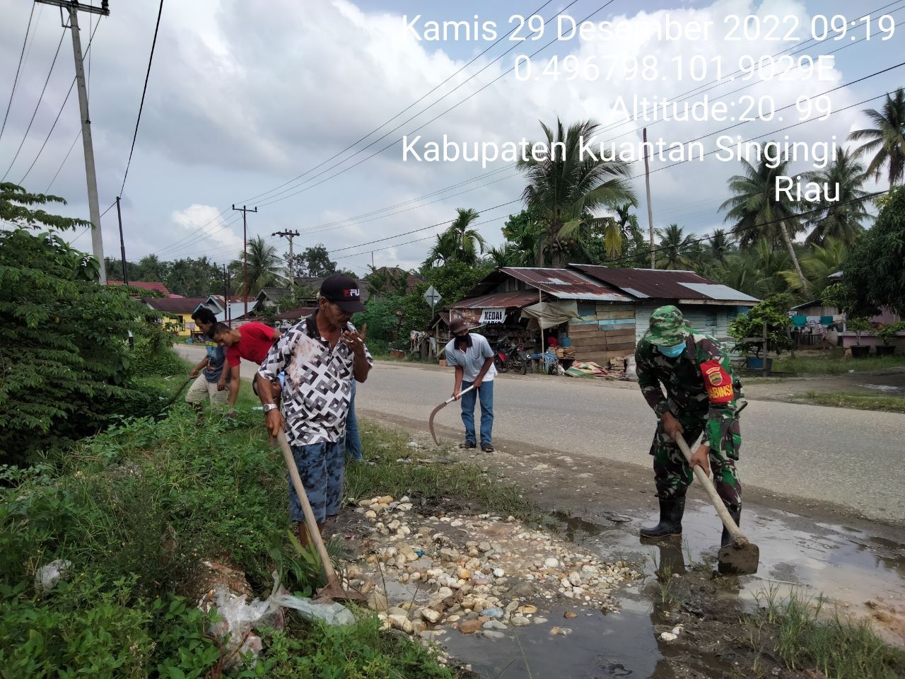 Jalin Kebersamaan Babinsa Koramil 06/Cerenti Kodim 0302/Inhu Gotong Royong Bersama Warga Desa Binaan