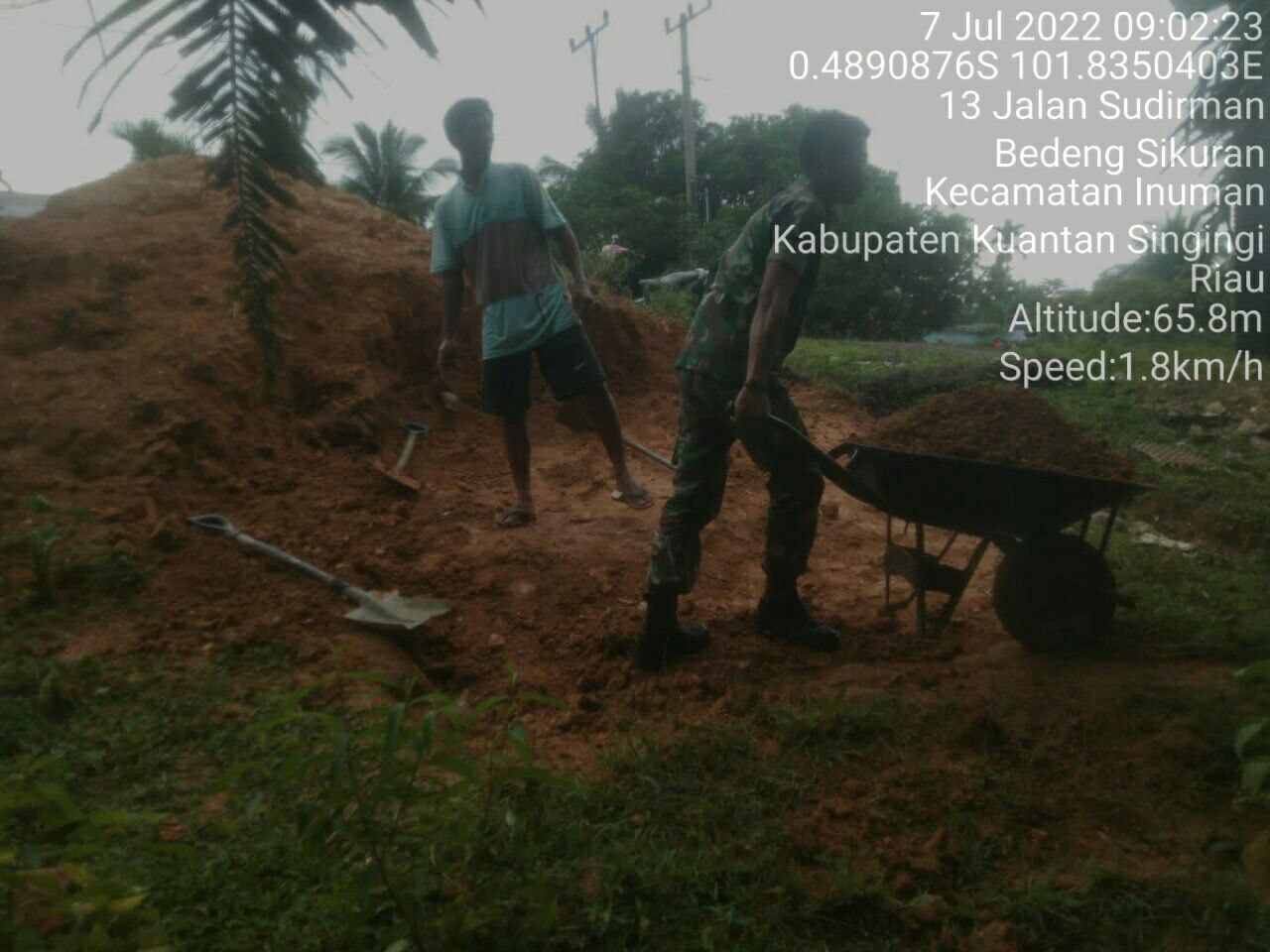 Babinsa Koramil 06/Cerenti Kodim 0302/Inhu Bangun Keakraban Babinsa Bantu Pembuatan Pondasi Rumah Milik Warga Binaan di Desa Bedeng Sikuran