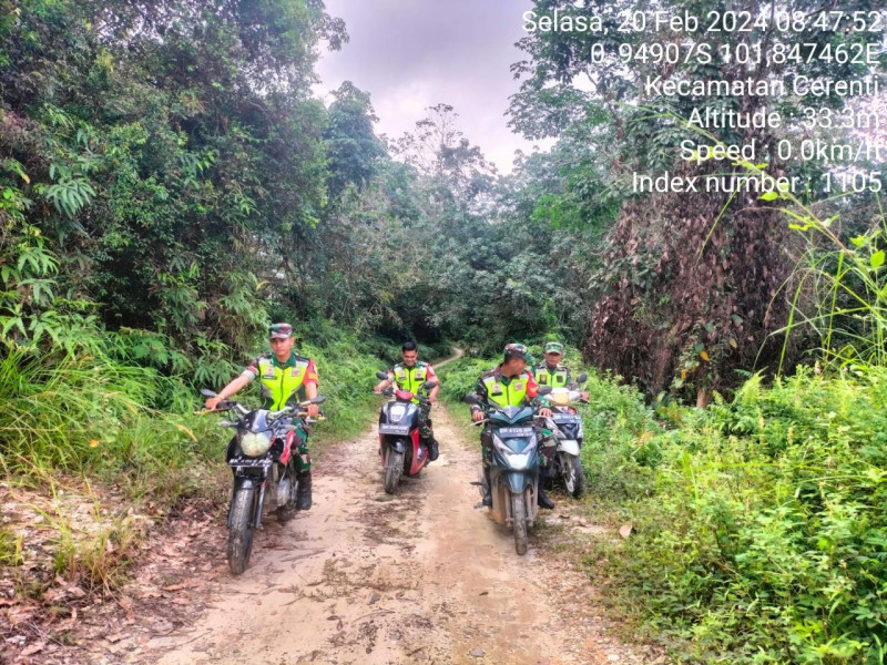 Praka Fardan Babinsa Koramil 06/Cerenti Kodim 0302/Inhu Laksanakan Patroli 