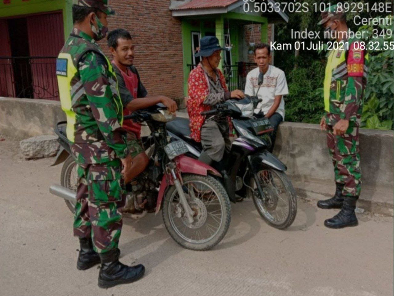 Babinsa Koramil 06/Cerenti Kodim 0302/ Inhu Laksanakan Edukasi Pencegahan Penyebaran Covid-19 Ke Masyarakat