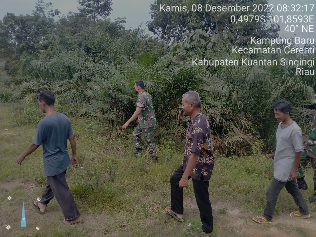 Tingkatkan Pengawasan Karlahut Babinsa Koramil 06/Cerenti Kodim 0302/ Inhu,Kopda Muhammad Soleh Bersama Warga Laksanakan Patroli Karhutla 