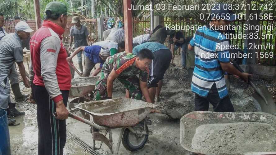 Babinsa Koramil 06/Cerenti Kodim 0302 /Inhu,Sertu Heriyus Saputera  Melaksanakan Gotong Royong Di Musollah