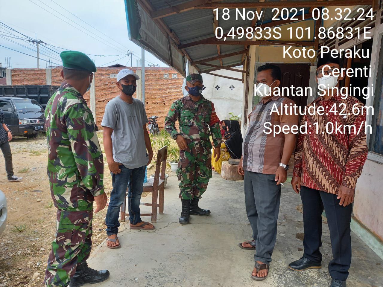 Babinsa Koramil 06/Cerenti Dim 0302/Inhu, Serka M. Amin dan Kopda Irwan Himbau Warga Agar Mematuhi Protokol Kesehatan di Kelurahan Koto Peraku Kecamatan Cerenti