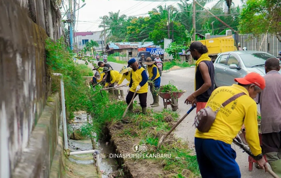 Pemko Pekanbaru Lakukan Normalisasi Drainase di Jalan Karya Bakti