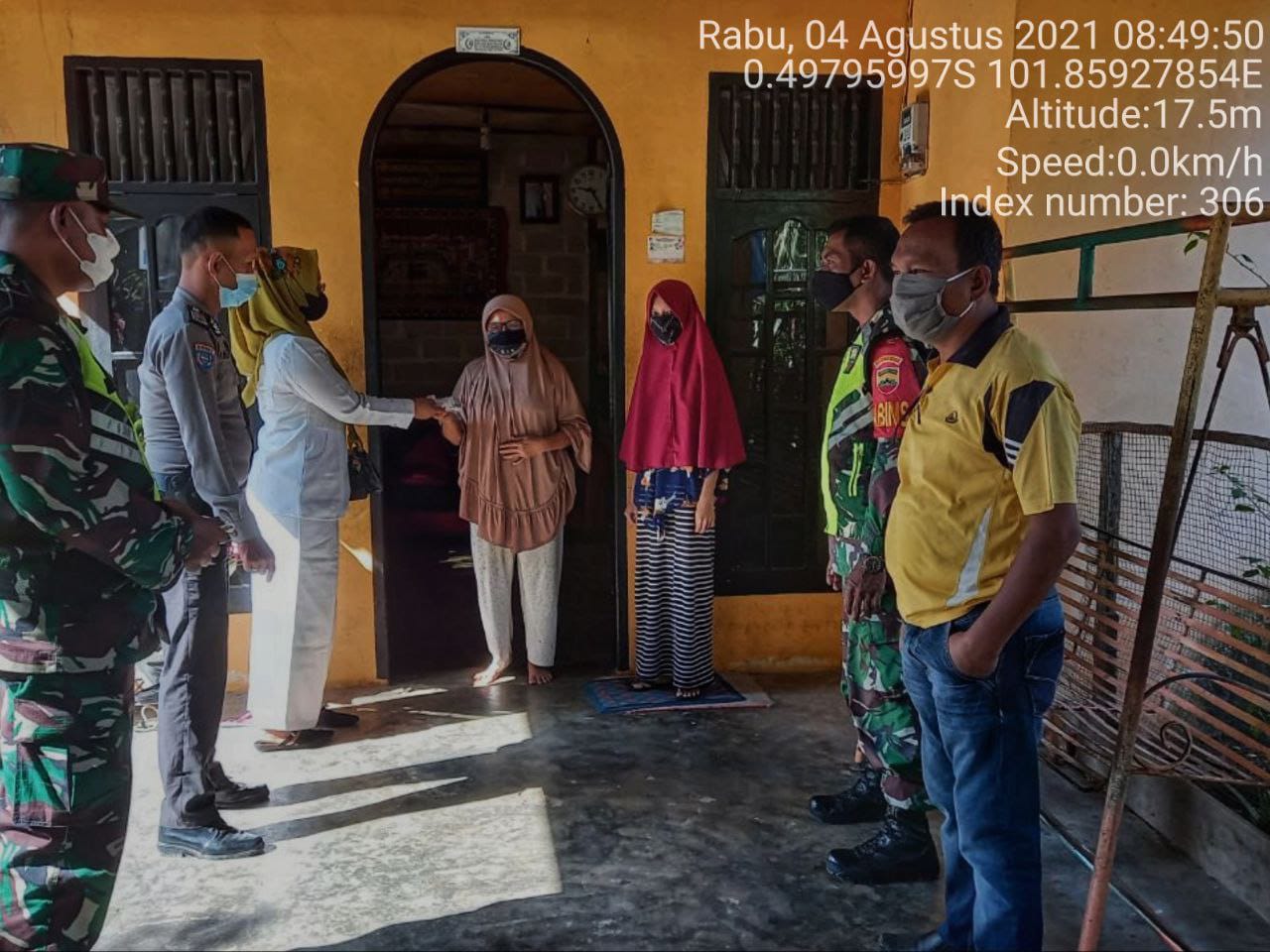 Babinsa Koramil 06/Cerenti Kodim 0302/Inhu Sertu Pirman Melaksanakan Sosialisasi Covid-19 Kepada Warga Di Wilayah Binaan