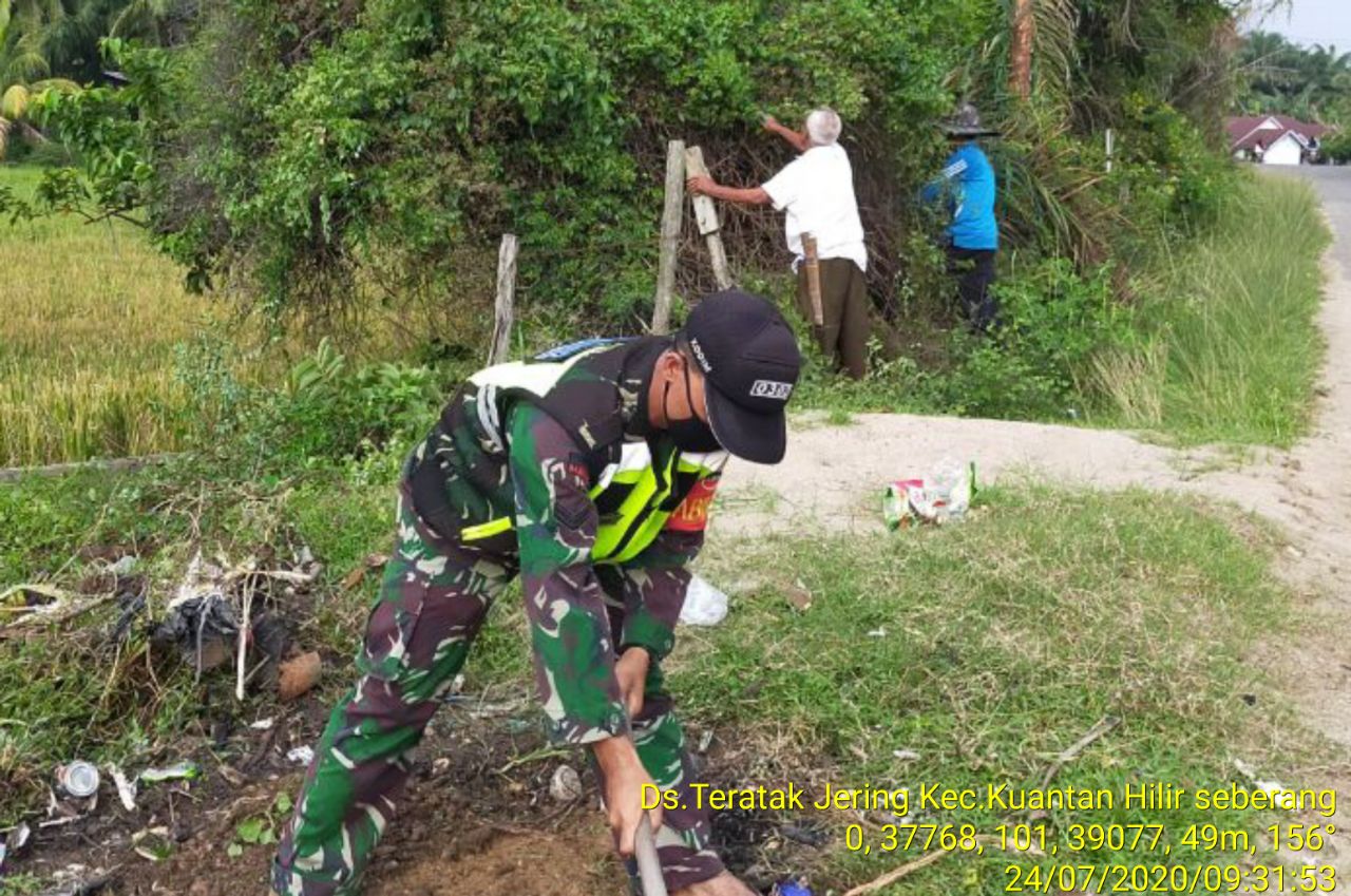 Sertu Parman, Anggota Koramil 07/Kuantan Hilir Dim 0302/Inhu Gotong Royong Membersihkan Lingkungan Tempat Tinggal Warga.