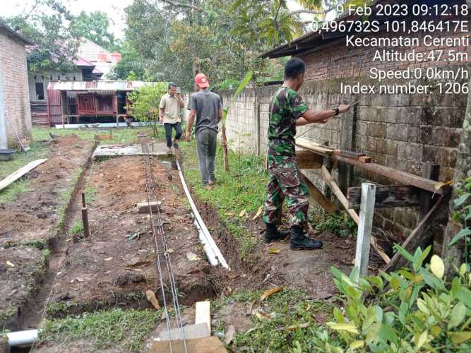 Babinsa Koramil 06/Cerenti Kodim 0302/Inhu Gotong Royong Di Desa Tanjung Medan Kampung Pancasila