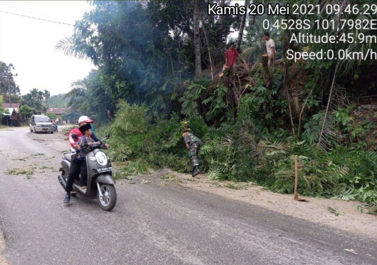 Sertu Heriyus Saputera Babinsa Koramil 06/Cerenti Kodim 0302/ Inhu Bersama Masyarakat Gotong Royong