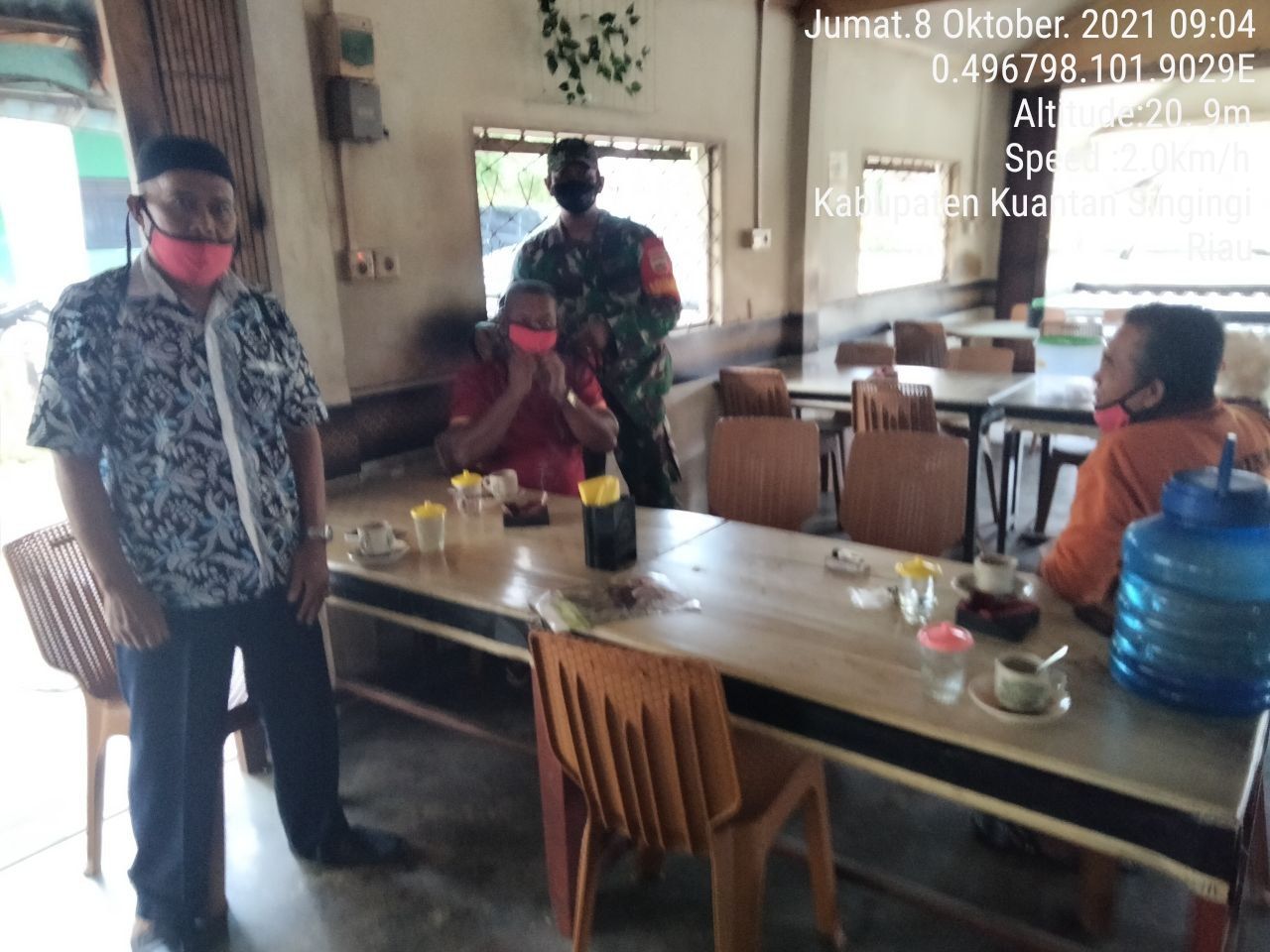 Babinsa Koramil 06/Cerenti Kodim 0302/Inhu, Serda Juanda BAGIKAN Masker Gratis Upaya  Menimalisir Penyebaran Covid-19