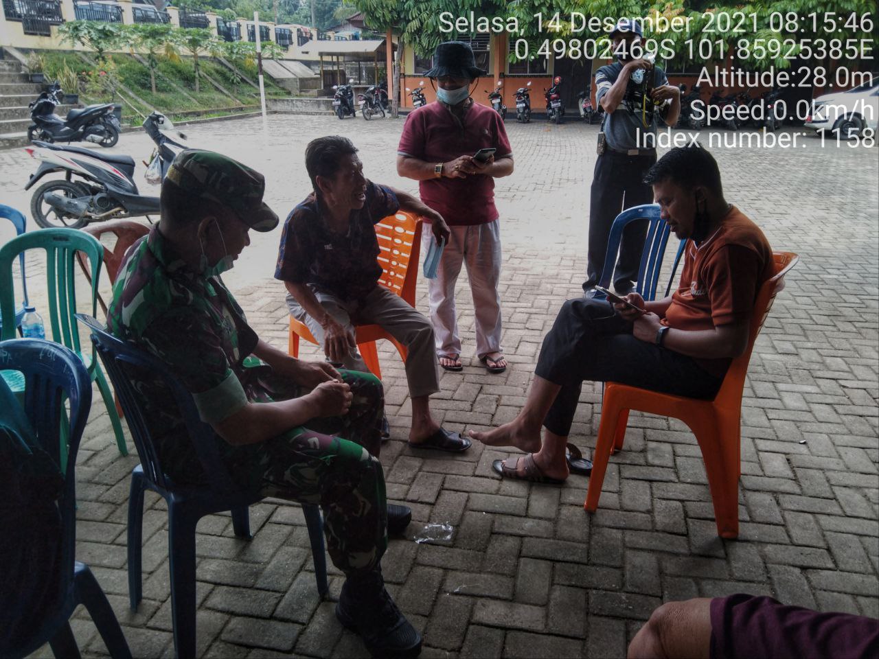 Sertu Efison Babinsa Koramil 06/Cerenti Kodim 0302/Inhu Komsos Dengan Warga Desa Seberang Pulau Busuk Kecamatan Inuman