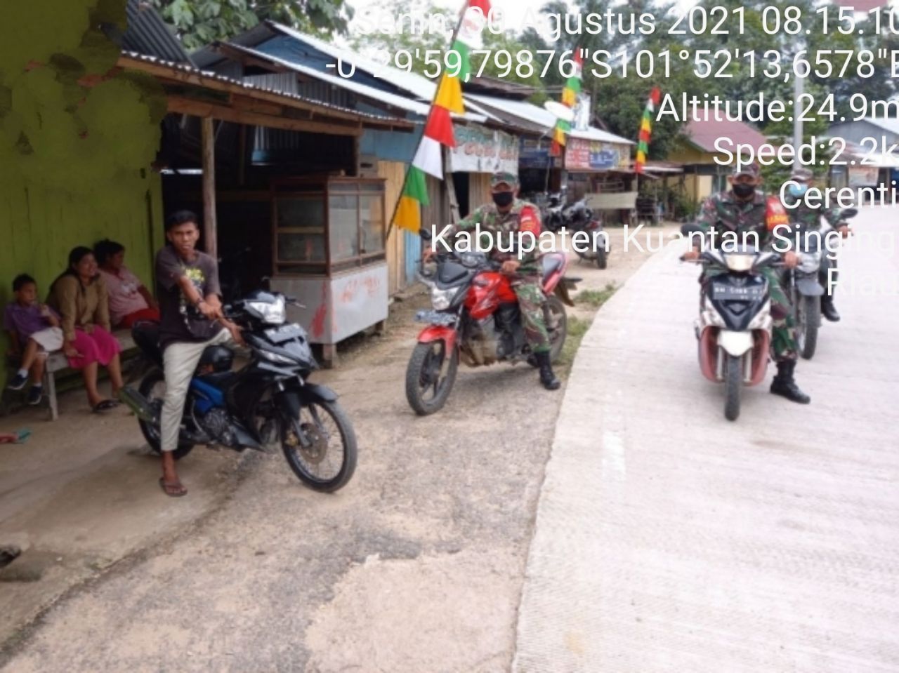 Babinsa Koramil 06/Cerenti Dim 0302/Inhu Berikan Sosialisasi Serta Himbauan Kepada Warga Agar Patuhi Prokes Covid-19 di Kelurahan Koto Peraku