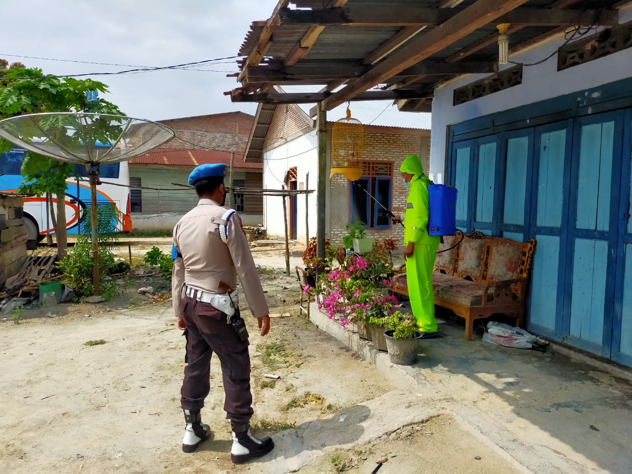 Polsek Pangkalan Kuras Disinfektan Rumah Warganya Yang Terkonfirmasi Positif Covid-19