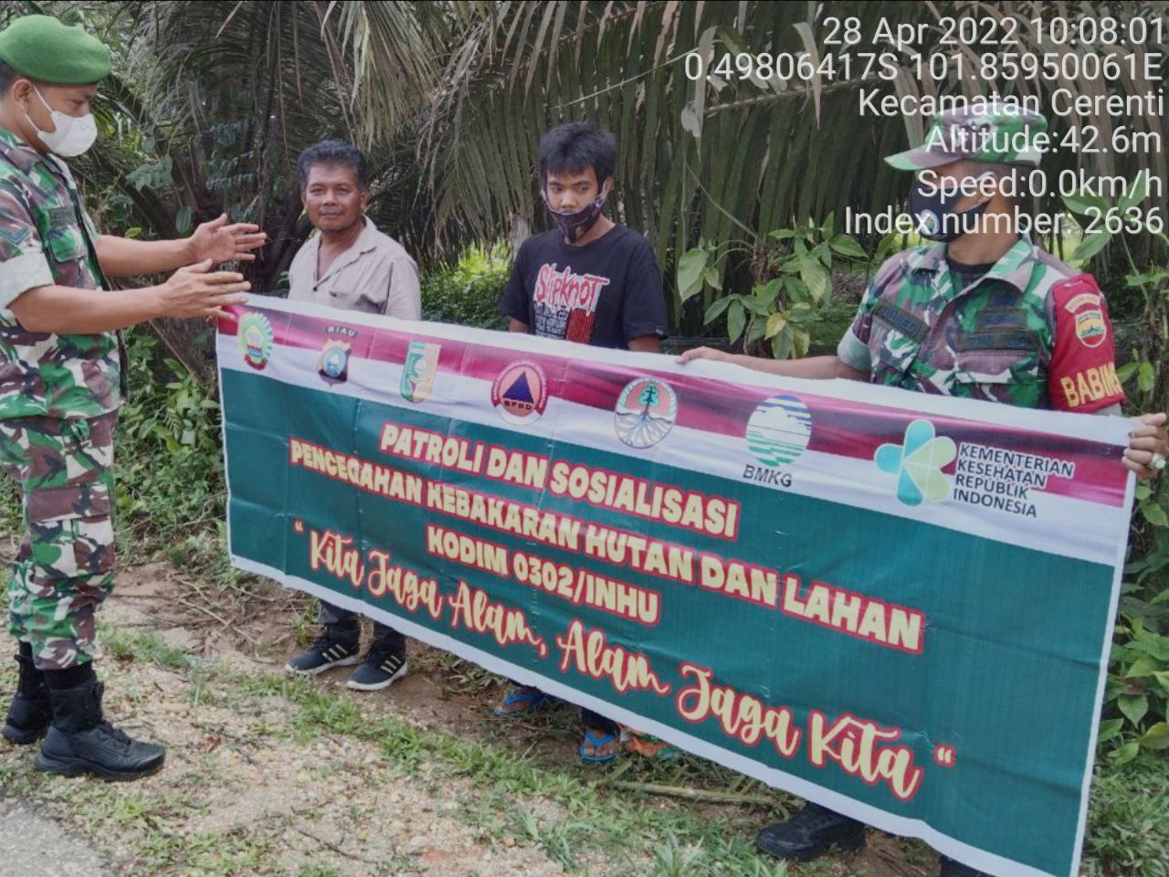 Babinsa Koramil 06/Cerenti Kodim 0302/Inhu Laksanakan Patroli dan Sosialisasi Untuk Cegah Kebakaran Hutan Dan Lahan di Desa Pulau Bayur Cerenti