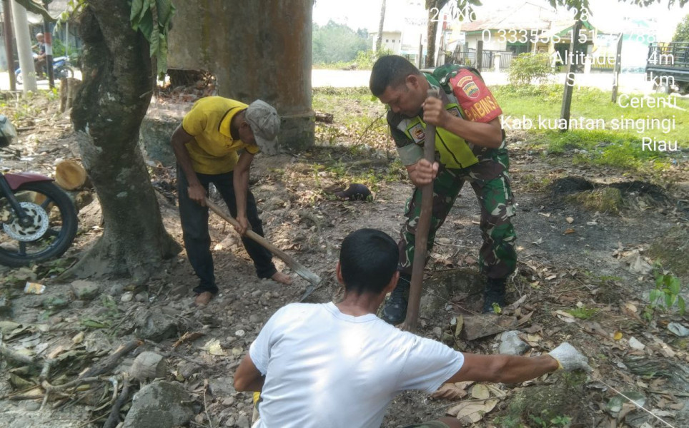 Anggota Babinsa Koramil 06/Cerenti  Kodim 0302/inhu Bergotong Royong Membangun Saluran Pembuangan Air Bersama-sama Dengan Warga