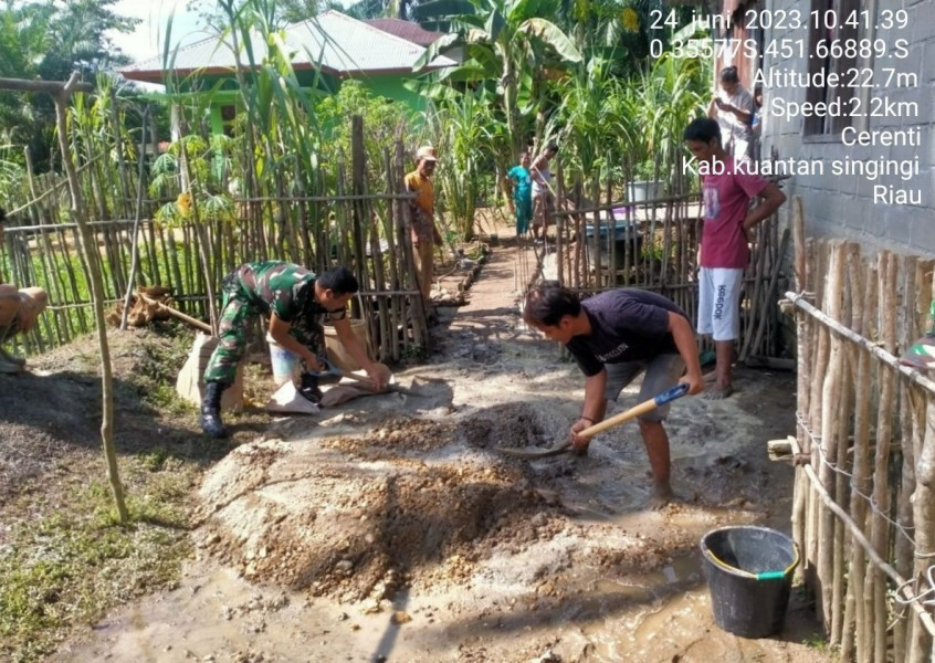 Mempererat Kemanunggalan Dengan Masyarakat, Babinsa Koramil 06/Cerenti Kodim 0302/Inhu, Gotong Royong Membangun Rumah Warga Binaan