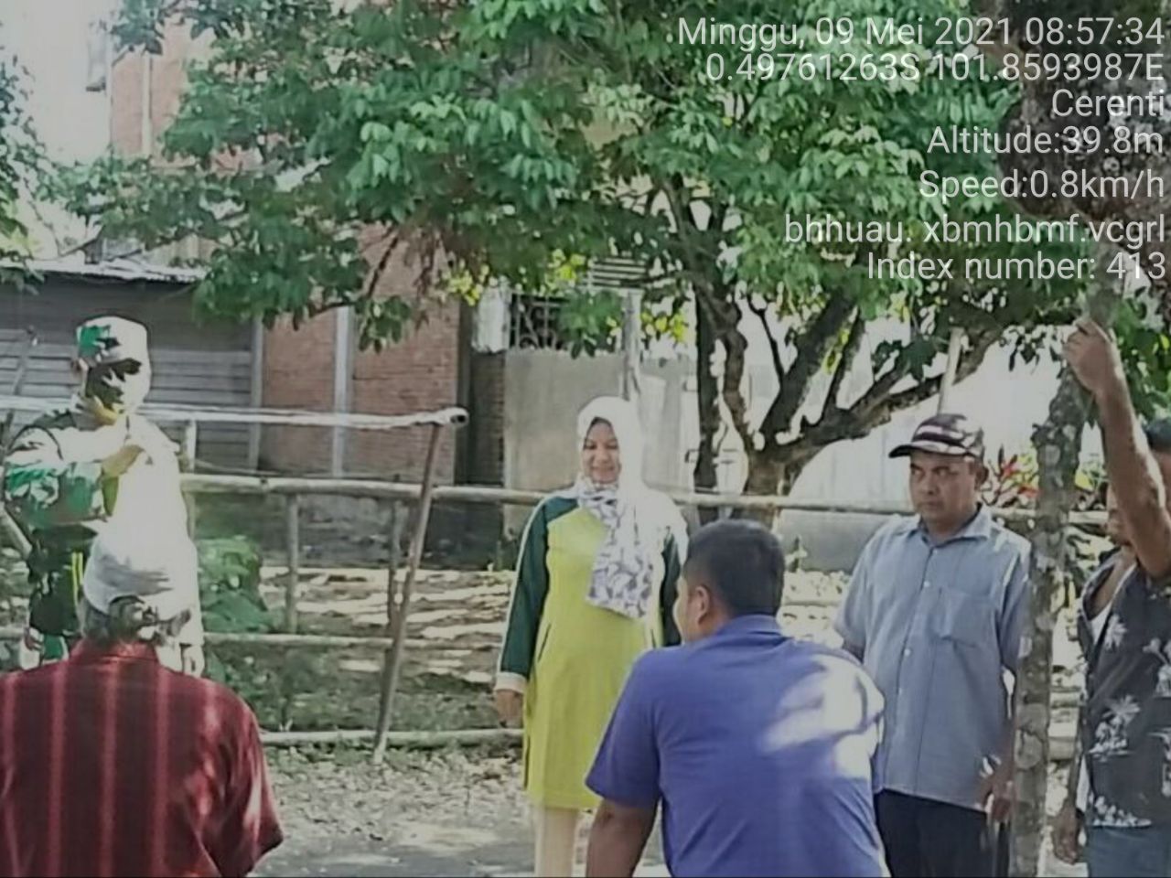Babinsa Koramil 06/ Cerenti Melaksanakan Komsos Sekaligus Memberikan Himbauan Kepada Warga Agar Tetap Mematuhi Protokol  Kesehatan di Pasar Cerenti