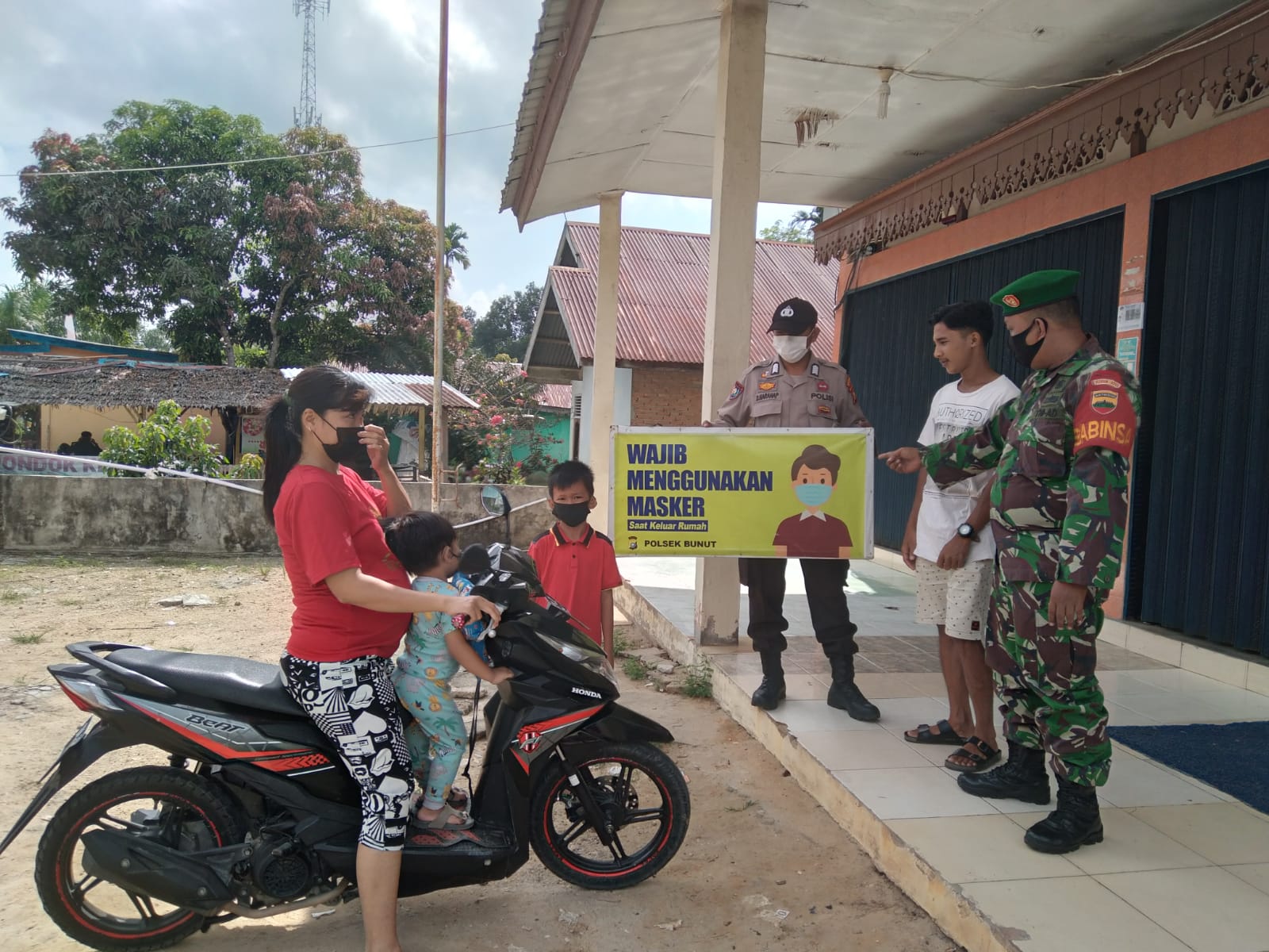 Bersama Koramil, Polsek Bunut Rutin Imbau Masyarakat Terapkan Prokes
