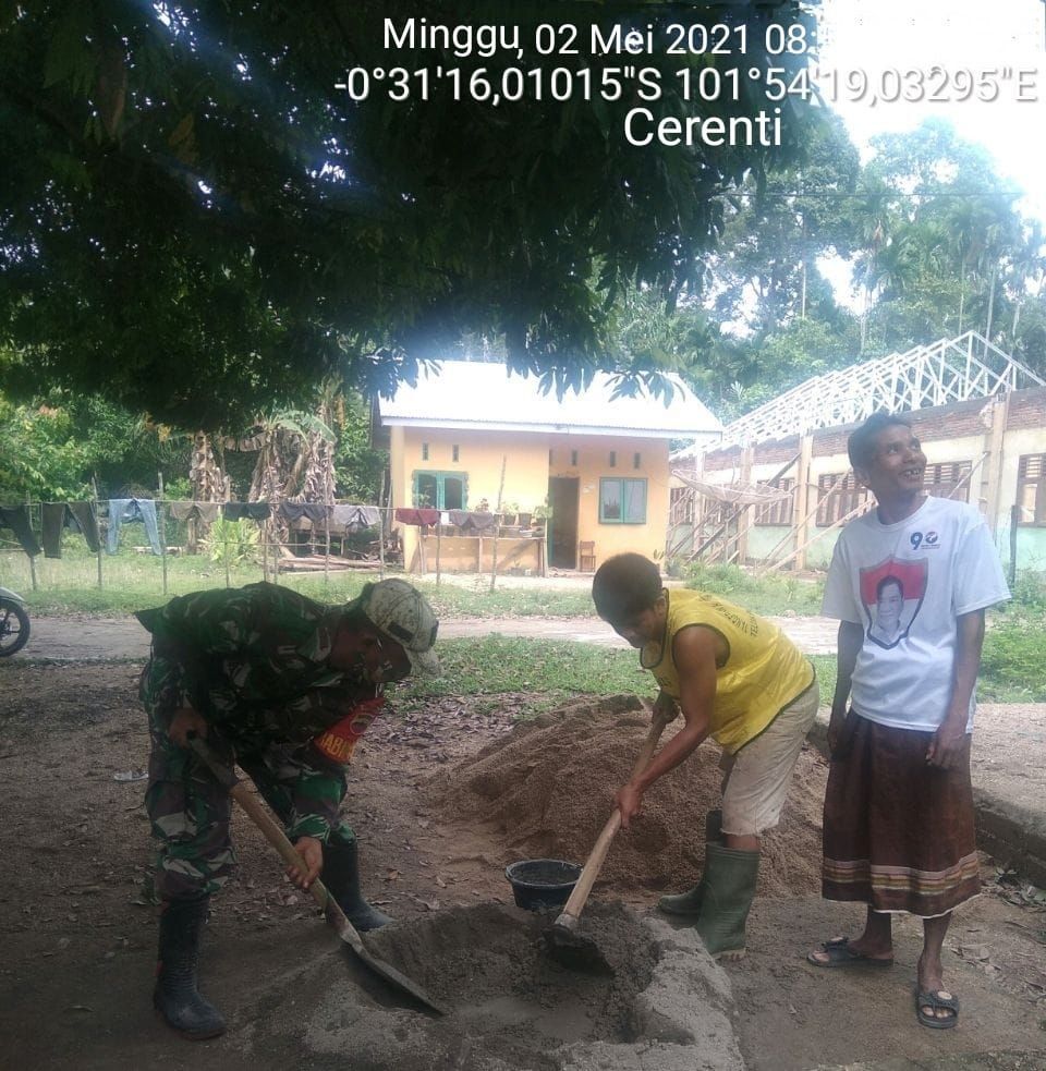Peduli Warga, Babinsa Koramil 06/Cerenti Kodim 0302/ Inhu, Bantu Warga Membuat Pondasi Teras Rumah