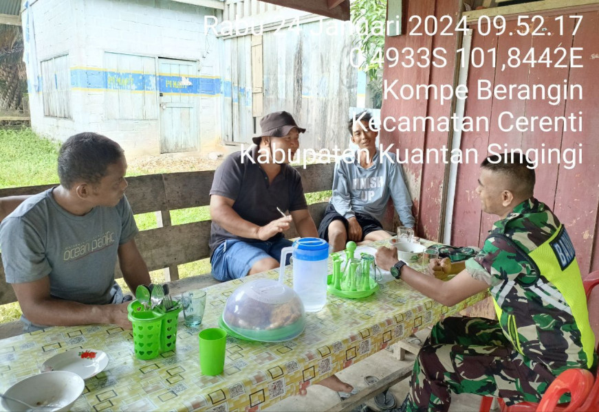Personel Koramil 06/Cerenti  Kodim  0302/Inhu  Agar Tetap Akrab Dengan Warga Desa Binaan Desa Kompe Berangin Babinsa Komsos Mempererat Tali Silaturahmi